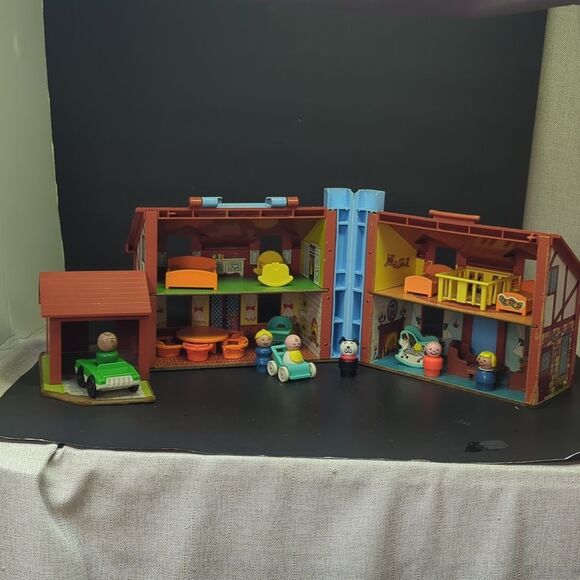 Fisher-Price Tudor House #952 brown & white, 2-story with extras - Picture 1 of 15